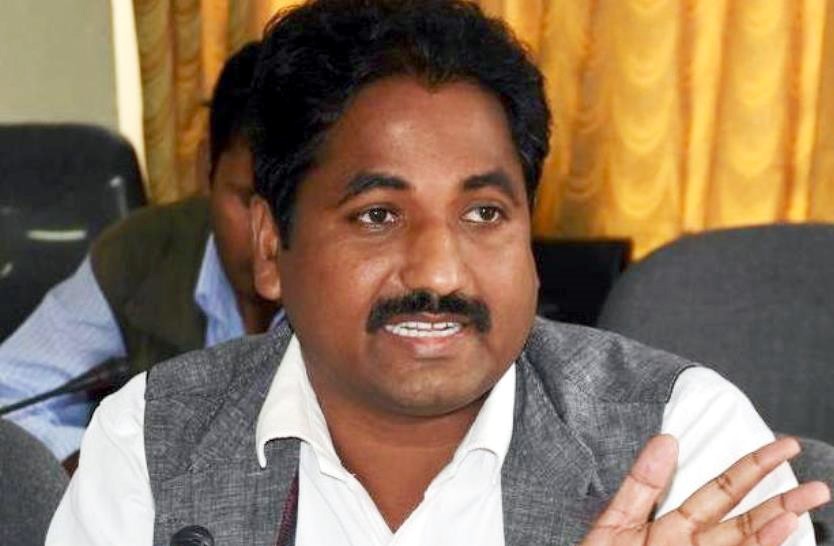 मन्त्री सवार गाडीले पैदलयात्रीलाई ठक्कर दिएर भाग्यो